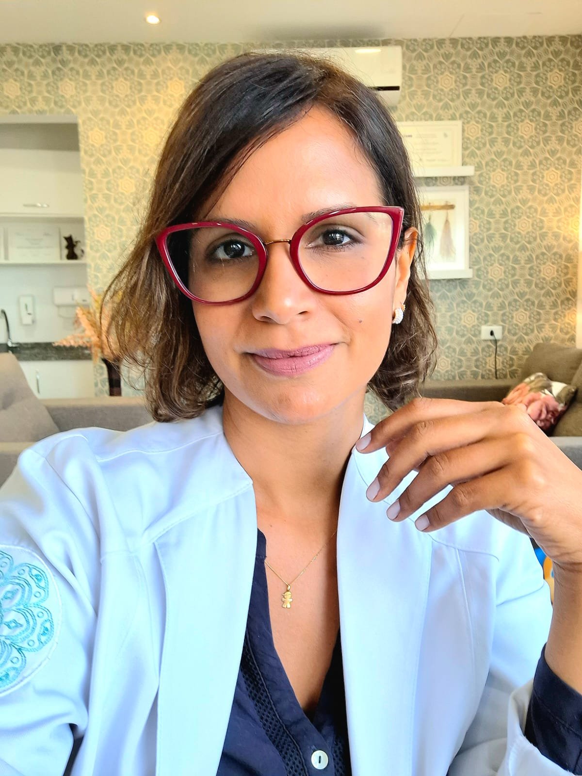 Dra. Cirleine Couto, médica psiquiatra, em seu consultório